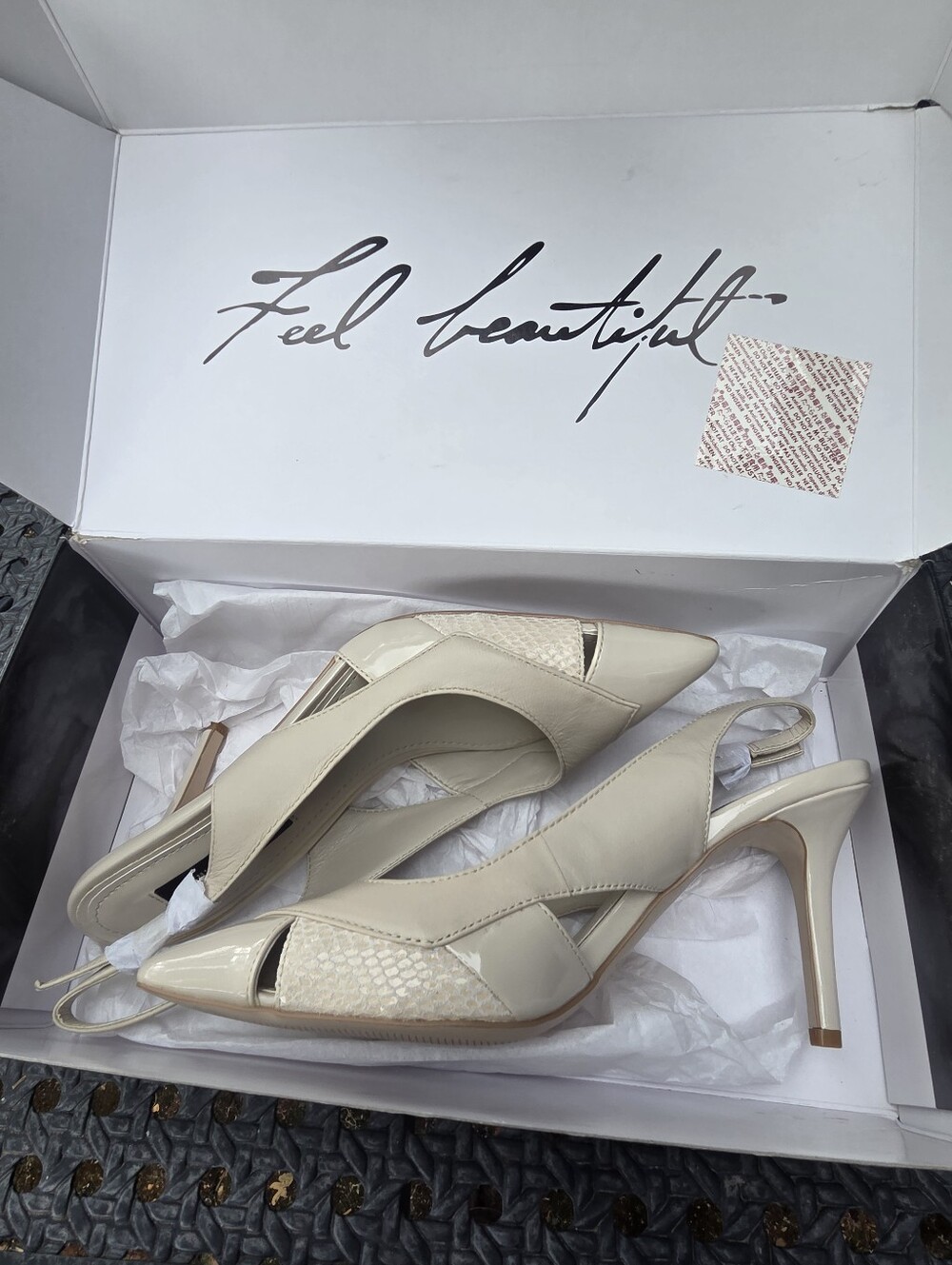 NIB White House Black Market Toulon Pointed Slingback Kitten Six 8 Cream Color